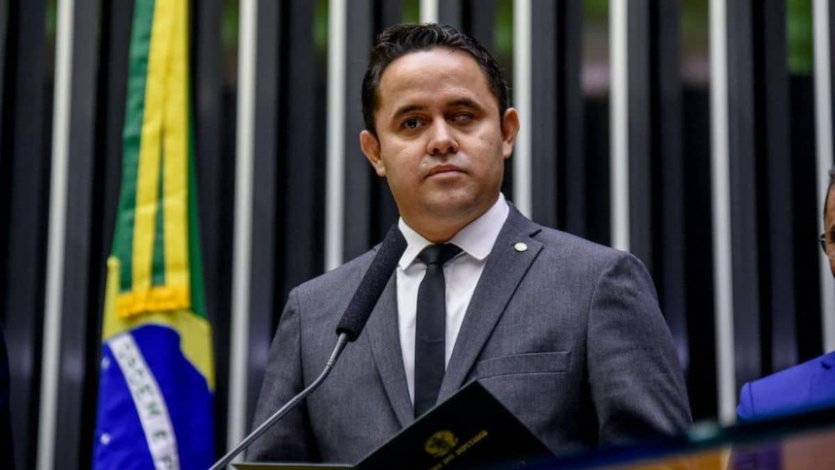 Esposa de Ministro Sob Investigação é Beneficiada por Deputado