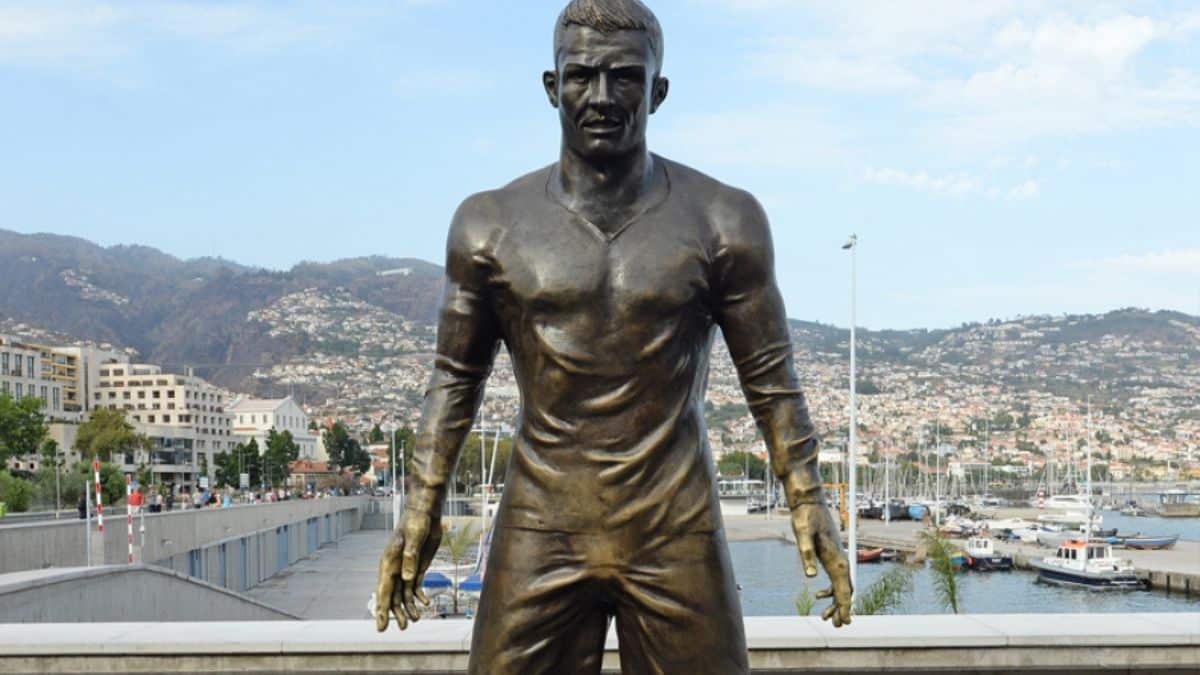 Estátua de Cristiano Ronaldo é incendiada na Ilha da Madeira