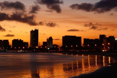 Paisagem urbana ao entardecer representa cidades brasileiras com baixa qualidade de vida apontadas em estudo nacional