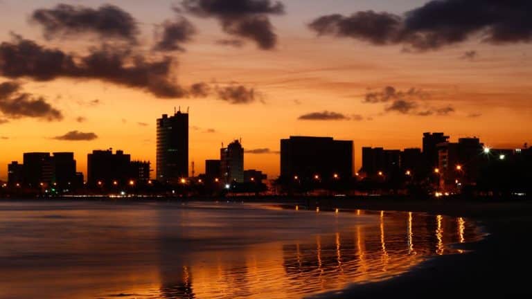 Paisagem urbana ao entardecer representa cidades brasileiras com baixa qualidade de vida apontadas em estudo nacional