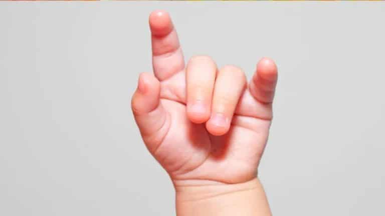 Famílias ensinam gestos para bebês se comunicarem antes da fala