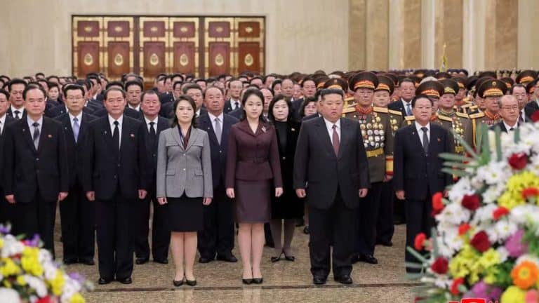 Filha de Kim Jong Un participa de visita inédita a mausoléu do avô