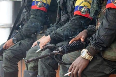 Integrantes de guerrilhas colombianas armados durante atuação na fronteira, em meio a ameaças contra os Estados Unidos