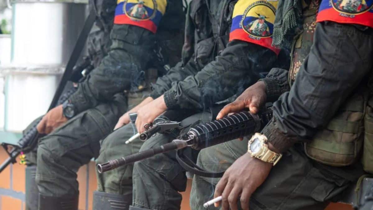 Integrantes de guerrilhas colombianas armados durante atuação na fronteira, em meio a ameaças contra os Estados Unidos