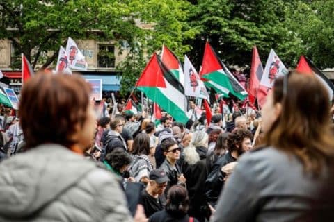 Irã tem manifestações pró-governo e contra o regime