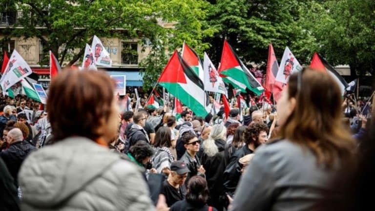 Irã tem manifestações pró-governo e contra o regime
