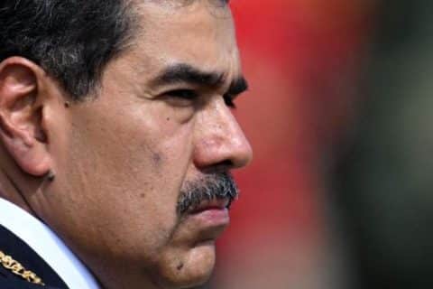 Retrato de Nicolás Maduro em perfil, com expressão séria, durante evento oficial, em meio a acusações de narcoterrorismo nos Estados Unidos.