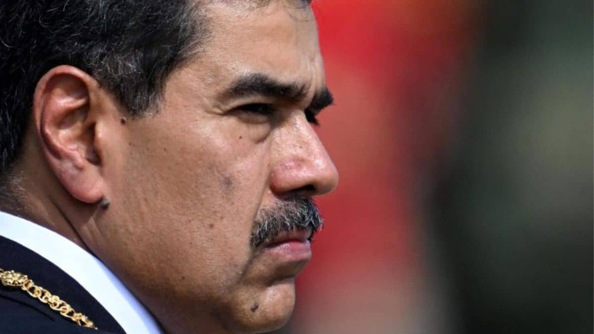Retrato de Nicolás Maduro em perfil, com expressão séria, durante evento oficial, em meio a acusações de narcoterrorismo nos Estados Unidos.