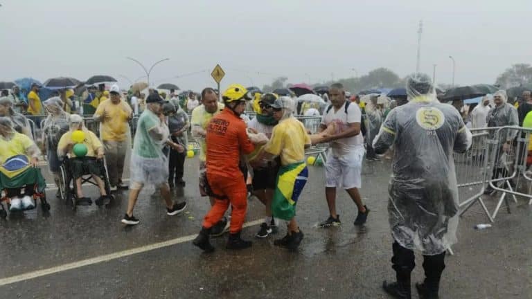 Manifestante ferida por raio em ato de Nikolas Ferreira vai para UTI