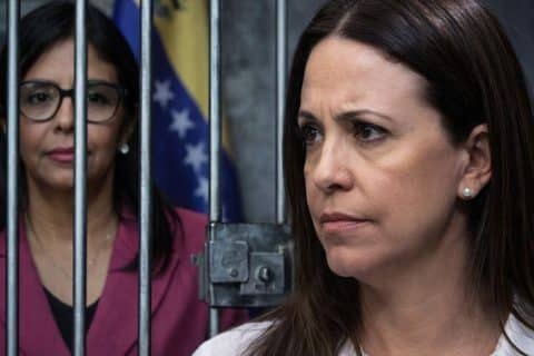 Montagem mostra María Corina Machado em primeiro plano e Delcy Rodríguez ao fundo, com bandeira da Venezuela em destaque