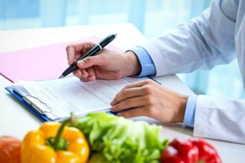 Nutrólogo explica como adotar uma alimentação saudável em 2026