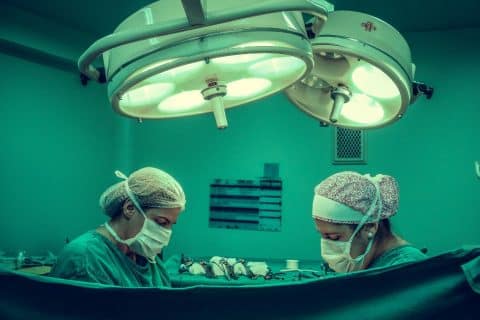 Equipe médica realiza cirurgia bariátrica em centro cirúrgico, imagem ilustrativa de procedimento que altera metabolismo e absorção do organismo
