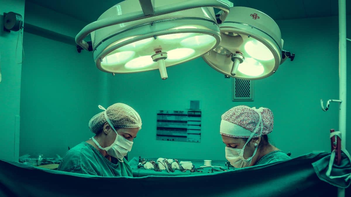 Equipe médica realiza cirurgia bariátrica em centro cirúrgico, imagem ilustrativa de procedimento que altera metabolismo e absorção do organismo