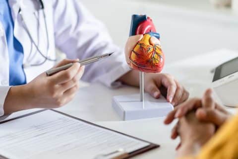 Por que os sintomas de infarto em mulheres jovens são diferentes