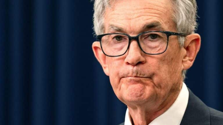 Powell reage à Casa Branca e denuncia pressão política