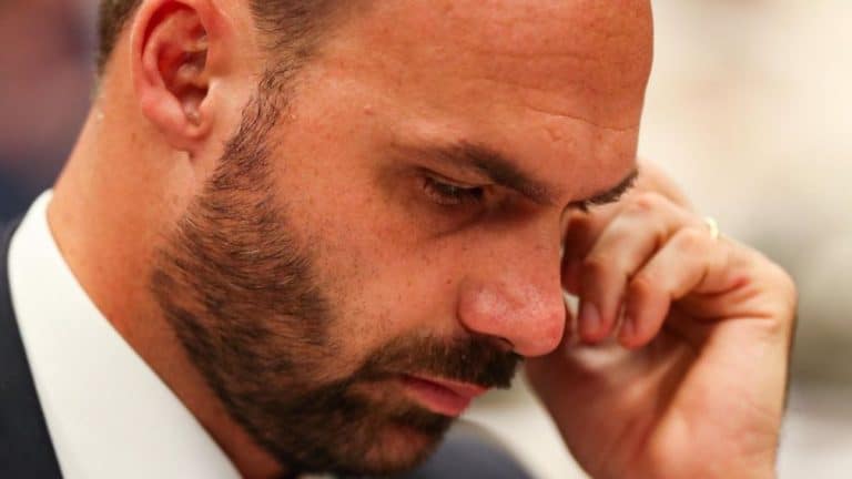 Quanto recebe um escrivão da PF, cargo de Eduardo Bolsonaro