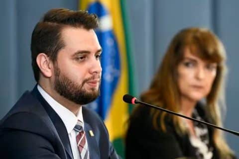 Quem é Filipe Martins, ex-assessor de Bolsonaro que teve prisão preventiva decretada