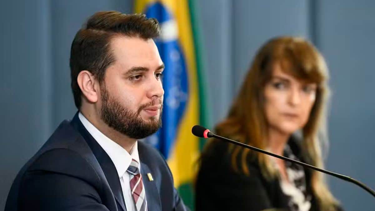 Quem é Filipe Martins, ex-assessor de Bolsonaro que teve prisão preventiva decretada