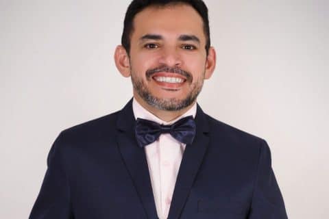 Raimundo Renato da Silva Neto, enfermeiro e editor na área da saúde, posa para retrato profissional ao celebrar aniversário e trajetória na enfermagem brasileira.