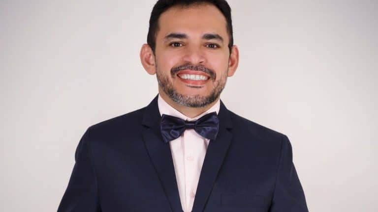 Raimundo Renato da Silva Neto, enfermeiro e editor na área da saúde, posa para retrato profissional ao celebrar aniversário e trajetória na enfermagem brasileira.