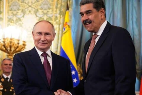 Líderes da Rússia e da Venezuela apertam as mãos durante encontro diplomático oficial