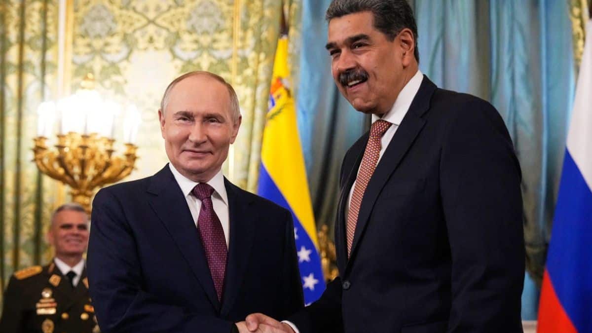 Líderes da Rússia e da Venezuela apertam as mãos durante encontro diplomático oficial