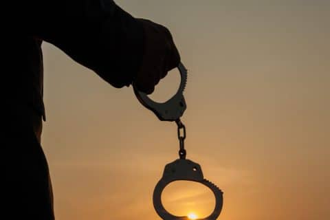 Algemas simbolizam detentos que não retornaram aos presídios após saída temporária de Natal em São Luís