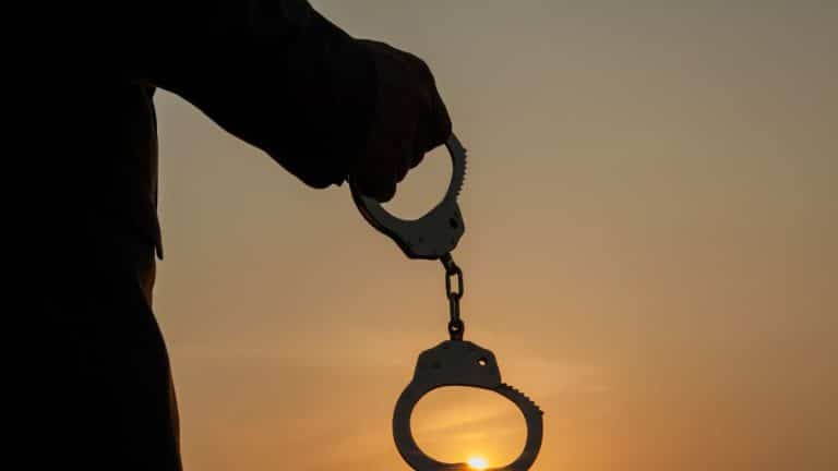 Algemas simbolizam detentos que não retornaram aos presídios após saída temporária de Natal em São Luís
