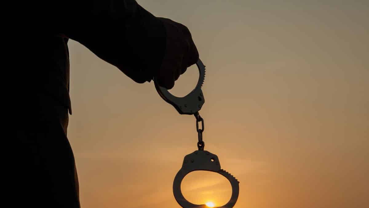 Algemas simbolizam detentos que não retornaram aos presídios após saída temporária de Natal em São Luís