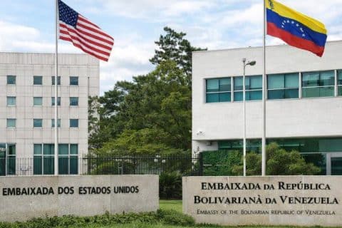 Fachadas das embaixadas dos Estados Unidos e da Venezuela em Brasília com bandeiras hasteadas