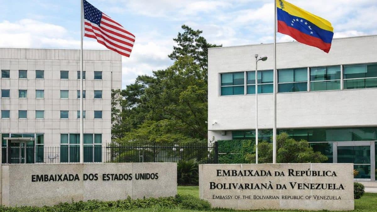 Fachadas das embaixadas dos Estados Unidos e da Venezuela em Brasília com bandeiras hasteadas