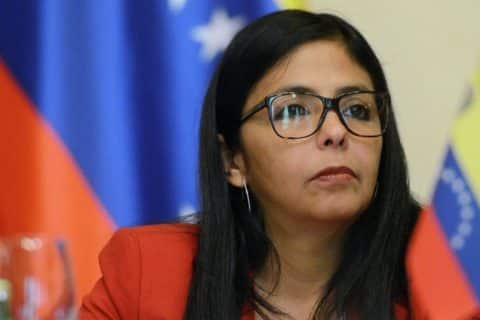 Delcy Rodríguez durante reunião oficial, em meio à crise política na Venezuela e à pressão dos Estados Unidos por mudanças no governo