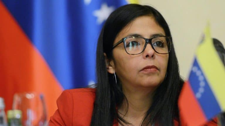 Delcy Rodríguez durante reunião oficial, em meio à crise política na Venezuela e à pressão dos Estados Unidos por mudanças no governo