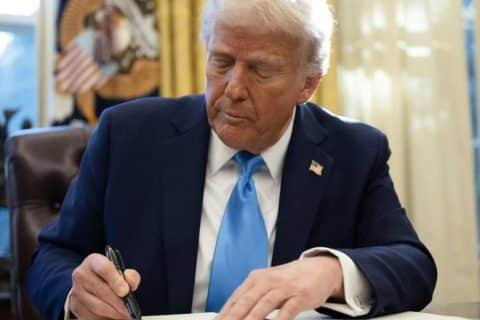 Trump assina saída dos EUA de mais de 60 órgãos internacionais