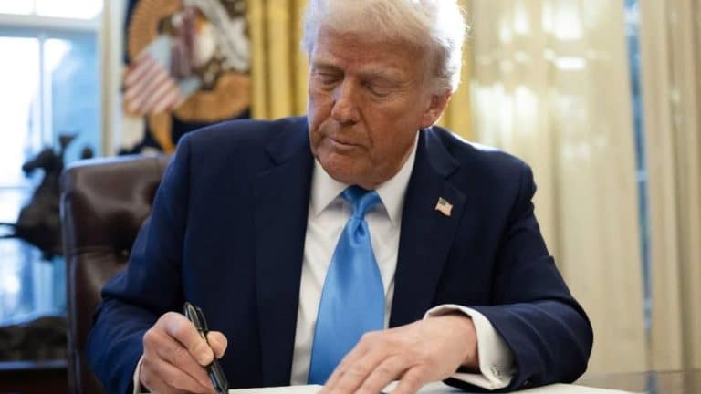 Trump assina saída dos EUA de mais de 60 órgãos internacionais