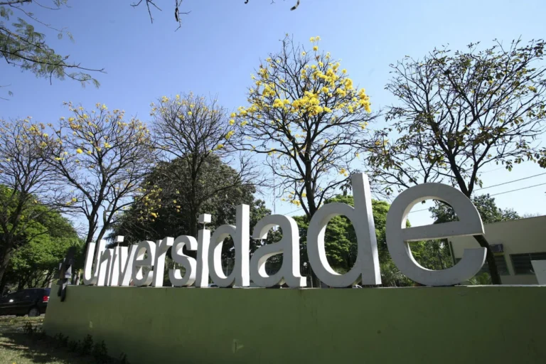 UEM abre concurso com 73 vagas para professores e salários chegam a R$ 16 mil
