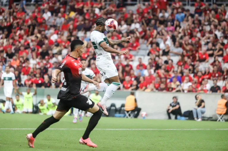 Coritiba bate Athletico no Atletiba e estende invencibilidade histórica