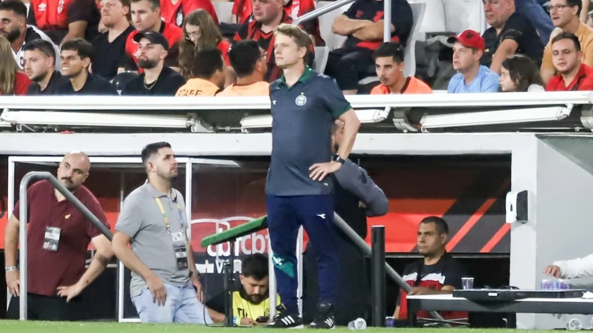 Técnico do Coritiba destaca maturidade da equipe após vitória no Atletiba