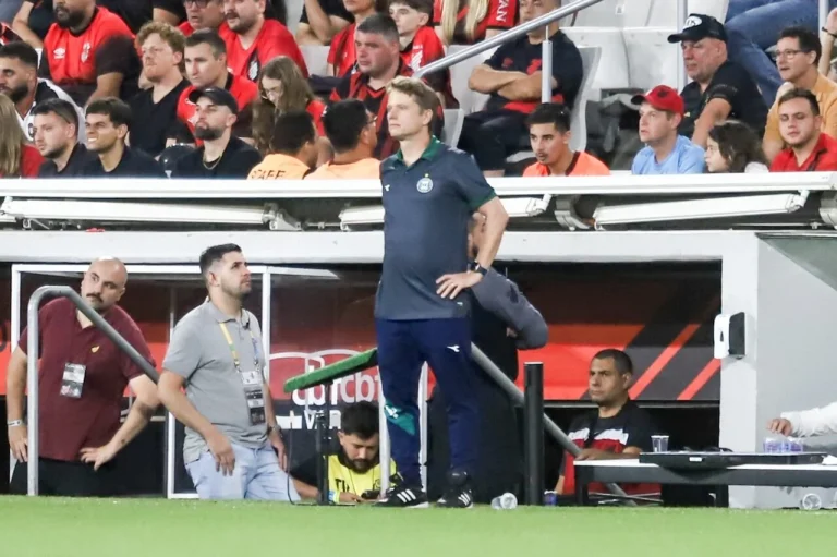 Técnico do Coritiba destaca maturidade da equipe após vitória no Atletiba