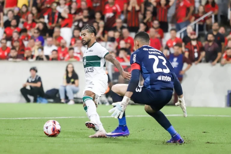 Benavídez tem atuação abaixo do esperado em Atletiba e torcida reclama