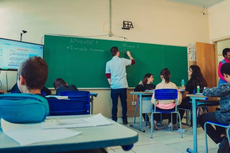 Paraná Inicia Ano Letivo em Fevereiro com Retorno às Aulas na Rede Estadual