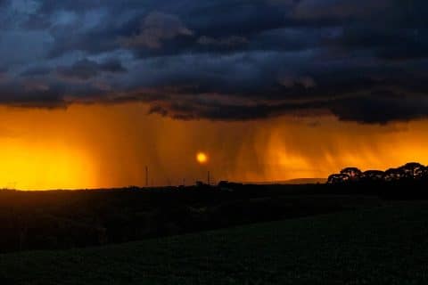 Paraná em Alerta Máximo Previsão Aponta Tempestades Fortes e Queda Brusca de Temperatura
