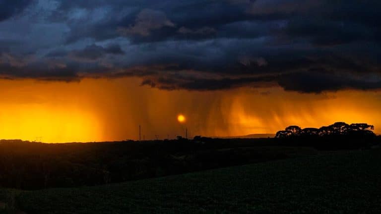 Paraná em Alerta Máximo Previsão Aponta Tempestades Fortes e Queda Brusca de Temperatura