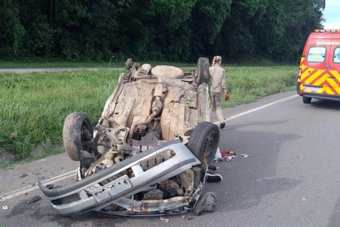 Capotamento na BR-277 Ejeção de Vítimas Choca Motoristas Carro Destruído Impressiona