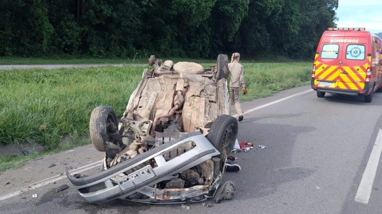 Capotamento na BR-277 Ejeção de Vítimas Choca Motoristas Carro Destruído Impressiona