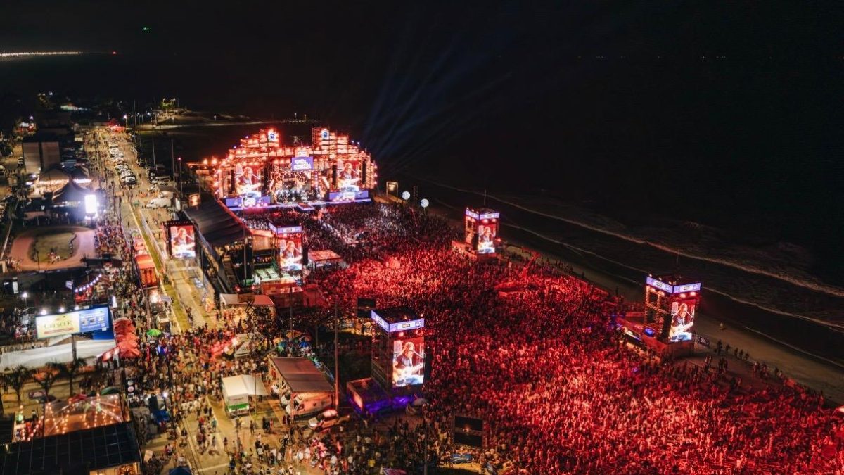 Edson e Hudson reúnem multidão de 134 mil pessoas em show histórico no Litoral do Paraná