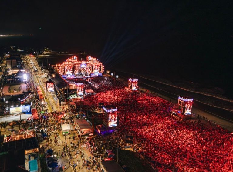 Edson e Hudson reúnem multidão de 134 mil pessoas em show histórico no Litoral do Paraná