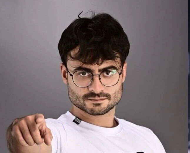 Cantor Adota Nome de Galã da Globo Após Fãs Notarem Forte Semelhança Física