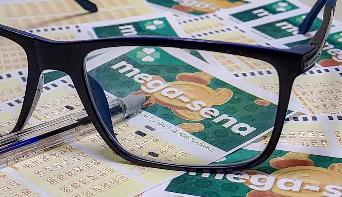 Mega-Sena acumula e prêmio sobe para R$ 41 milhões com aposta no Paraná batendo na trave