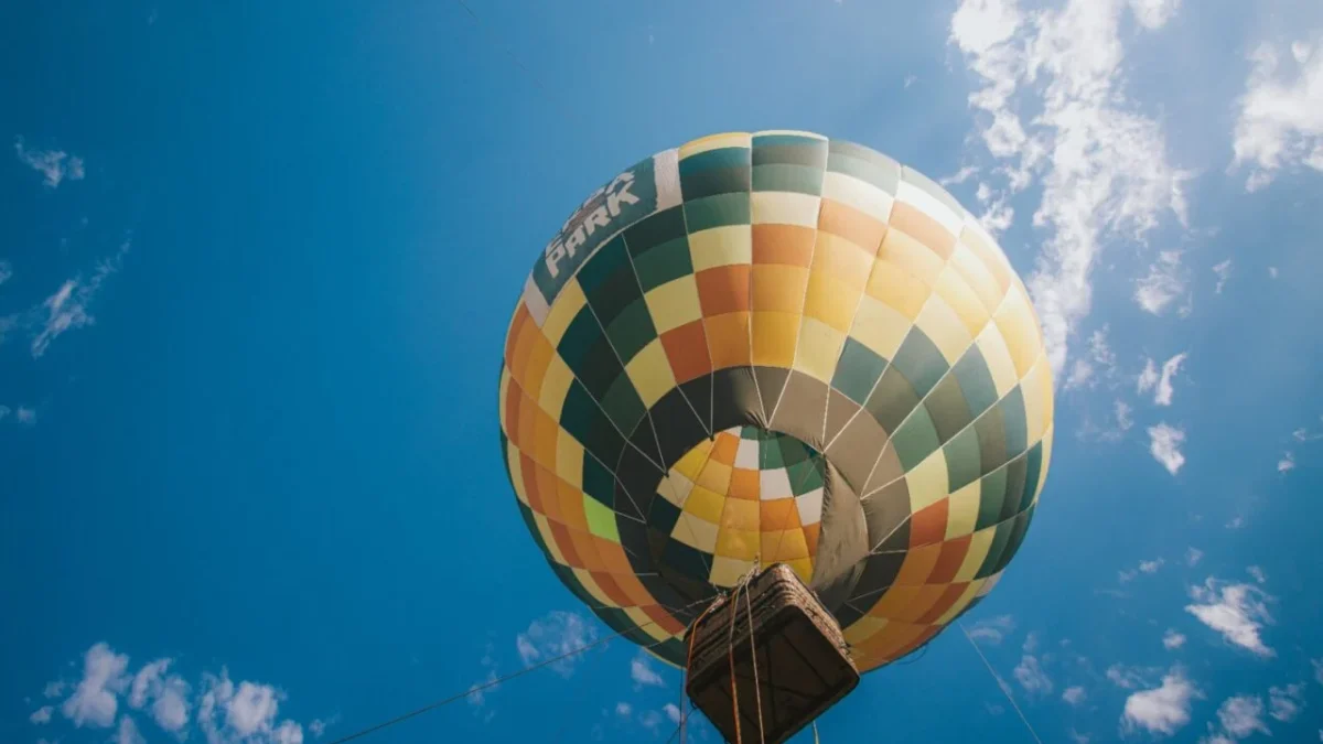 Parque do Litoral Paranaense Surpreende com Balonismo Observação de Aves e Folia de Carnaval